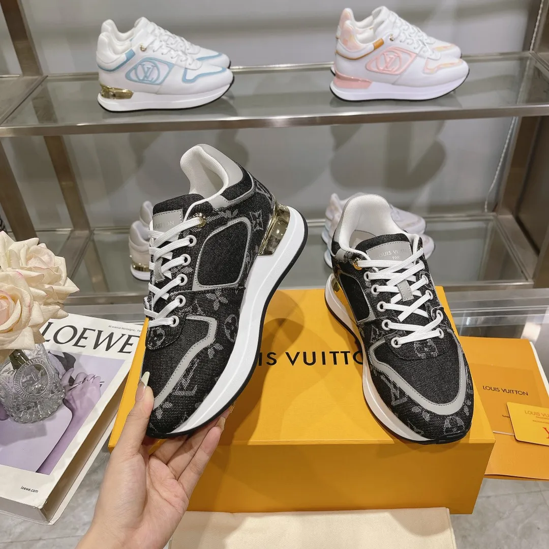 [L Family] P: 760💰Size 35-42 for women, 39-46 for men, (41.42 for women, 45.46 for men, customized) .LV Donkey Brand 🔥🔥LOUIS VUITTON Louis Vuitton's official website synchronizes the 2025 autumn and winter couple's models, which are now on the market, this Neo Run Away sneakers are inspired by running shoes, integrating LV's iconic must-have shoes into the trend. This version is a 1:1 replica of the original version. It is made of two-tone calfskin to highlight its simple lines and unique wedge outsole. Key details include the LV initials on the side and an engraved gold heel stabilizer on the back plus a 2cm hidden insole.
